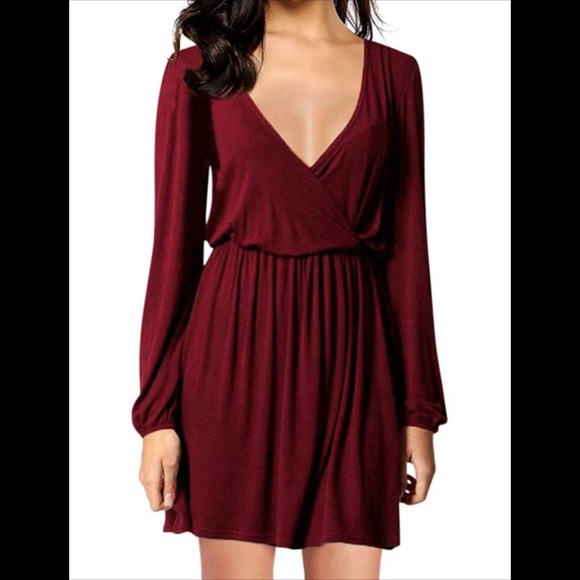 Dresses & Skirts - Long sleeved burgundy low cut dress